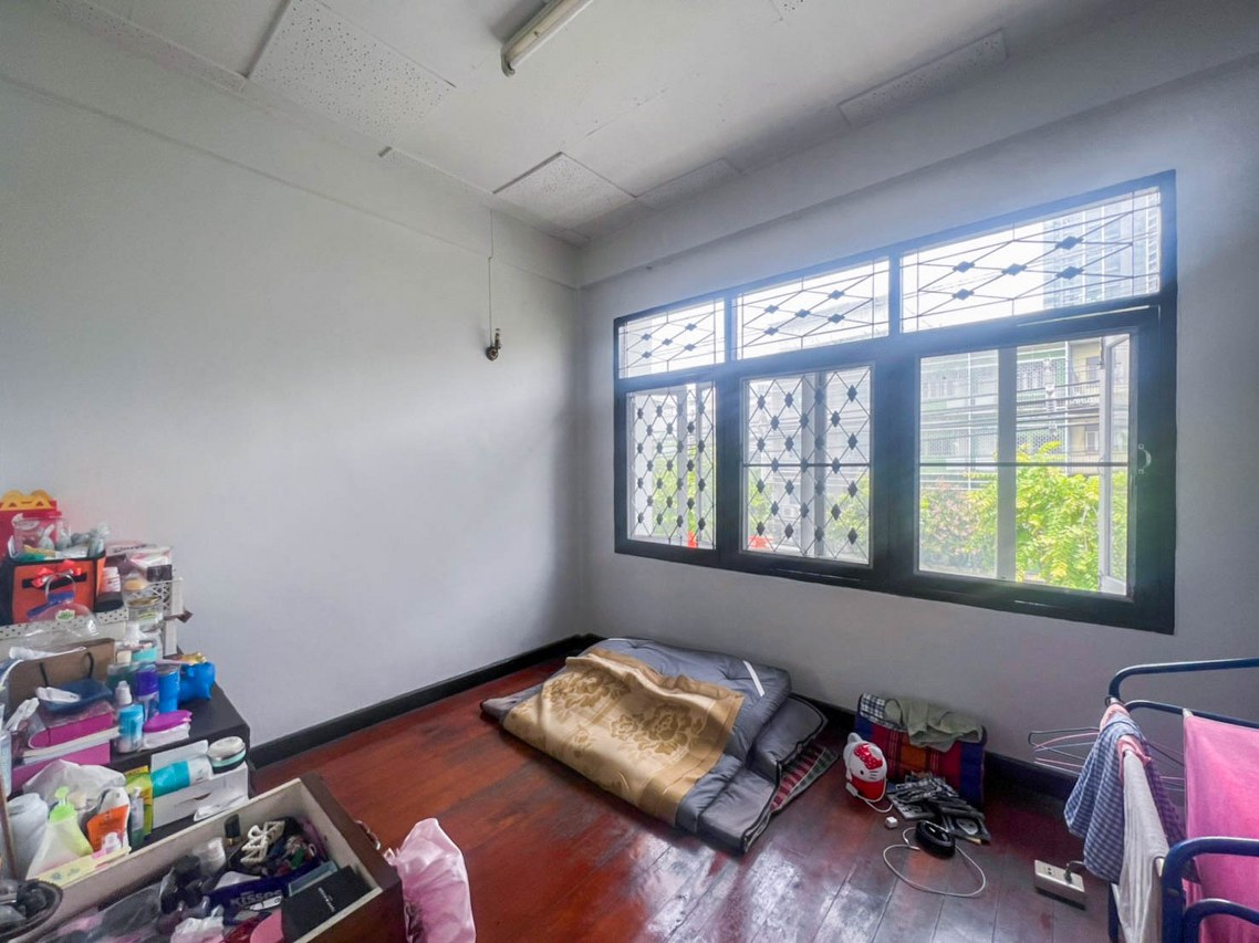 *****อาคารพาณิชย์มือสอง 3 ชั้น ติดถนนพระราม 4 เขตคลองเตย เนื้อที่กว้างเกือบถึง 11 ตร.ว เหมาะสำหรับการการค้าขายหรืออยู่อาศัย เดินทางสะดวก เชื่อมต่อถนนพระราม 4 และถนนสุขุมวิท ใกล้โครงการรถไฟฟ้าสายสีเขียว "สถานีพระขโนง" จองเลย!